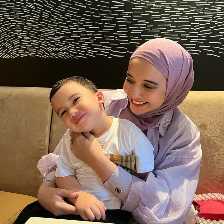 <p>Kini sudah 2 tahun, Ukkasya ternyata masih membuat sang Bunda kewalahan akibat menyapih. <em>"MasyaAllah tabarakallah</em> besok ada yang 2 tahun, masih drama menyapih hehe," ucap Zaskia di media sosialnya. (Foto: Instagram @zaskiasungkar15)</p>