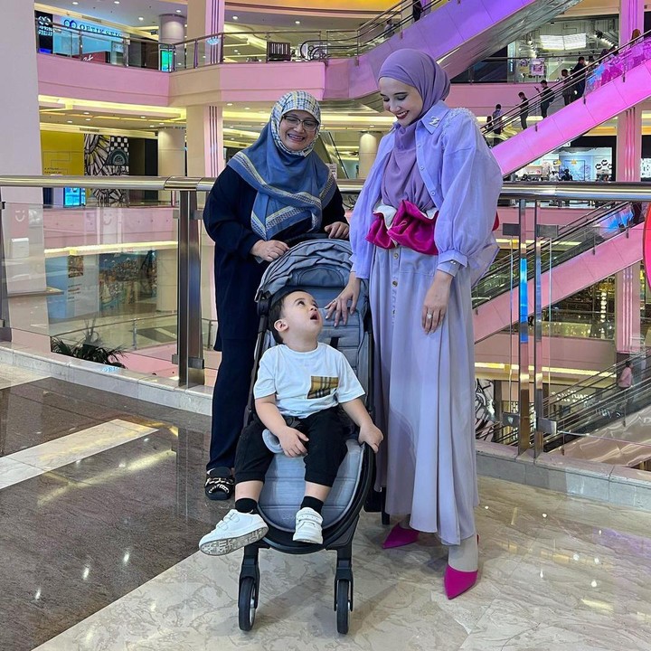 <p>Dalam potret tersebut, hadir pula ibunda Zaskia Sungkar, Fanny Bauty yang bahagia mendapatkan cucu dari sang putri. (Foto: Instagram @zaskiasungkar15)</p>