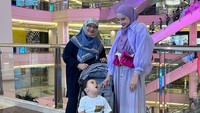 <p>Dalam potret tersebut, hadir pula ibunda Zaskia Sungkar, Fanny Bauty yang bahagia mendapatkan cucu dari sang putri. (Foto: Instagram @zaskiasungkar15)</p>