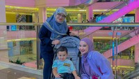<p>Sebelum hari ulang tahun Ukkasya yang ke-2, Zaskia mengunggah sederet potret putra tercinta yang kini semakin besar. (Foto: Instagram @zaskiasungkar15)</p>