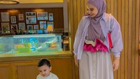 <p>Tak terasa, Ukkasya kini sudah genap berusia 2 tahun. Bocah kelahiran 30 Maret 2021 itu tumbuh besar menjadi anak lelaki yang aktif dan lincah. (Foto: Instagram @zaskiasungkar15)</p>