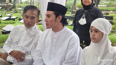 img-title Perankan Sosok Buya Hamka, Vino G Bastian Ziarah ke Makam Sang Sastrawan