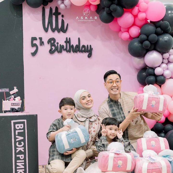 <p>Adek Uti juga banyak mendapat ucapan dan doa dari Netizen nih, Bunda. Seperti akun @ani*** yang berkomentar, "Utii masya allah, selamat ulang tahun anak cantik". (Sumber: Instagram @missnyctagina)</p>