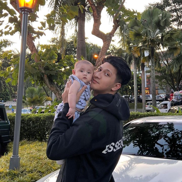 <p>Adit juga membagikan potretnya sedang menggendong Zayn dengan caption, "Gimana udh mirip belum?" Netizen pun ikut gemas melihat kedekatan ayah dan anak ini, Bunda. (Sumber: Instagram @real_aditya1)</p>