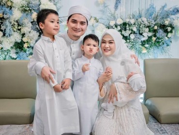 img-title 8 Momen Akikah Mikail Anak Alvin Faiz & Henny, Ada Yusuf Sang Kakak Sambung