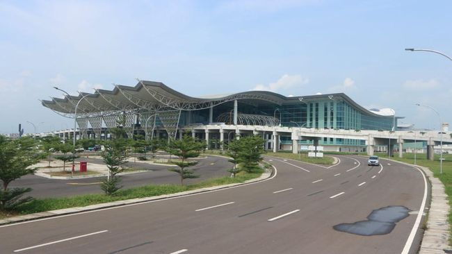 Tidak semua bandara memiliki suasana yang ramai dengan penumpang pesawat. Di Indonesia, ada beberapa bandara yang sepi karena berbagai faktor.