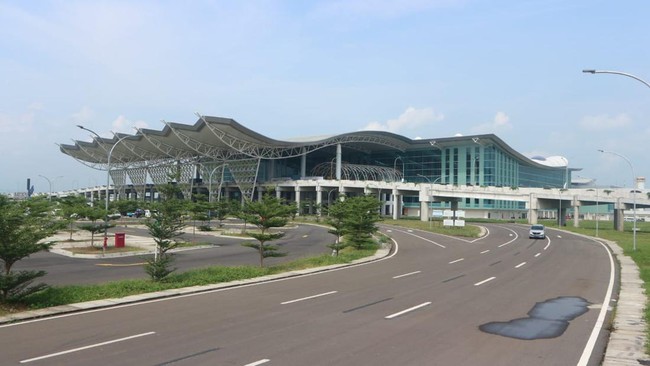 Presiden Joko Widodo mengatakan penerbangan dari Bandara Husein Sastranegara akan beralih ke Bandara Internasional Kertajati mulai Oktober 2023.