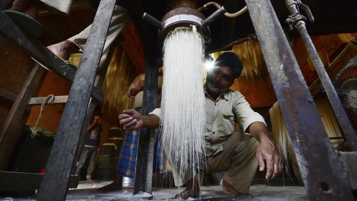 FOTO: Renyah Bihun Goreng Kering, Menu Ramadhan Favorit di Pakistan