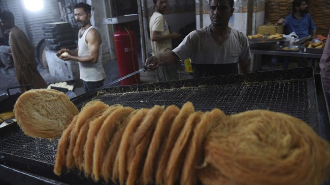 FOTO: Renyah Bihun Goreng Kering, Menu Ramadhan Favorit di Pakistan