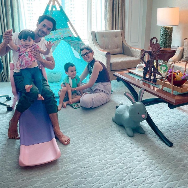 <p>Di satu kesempatan, Kimberly membagikan potret keluarga kecilnya yang sedang staycation di salah satu hotel di Jakarta. Kimberly dan Adam tampak seru bermain bersama kedua buah hati mereka. (Sumber: Instagram @kimberlyryder)</p>