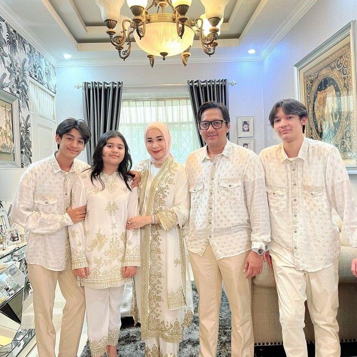 <p>Erin juga memposting foto keluarganya saat lebaran idul fitri tahun lalu. Salah satu Netizen dengan akun @una*** berkomentar, "Lama nggk muncul..udah remaja semua skrg." (Sumber: Instagram @erintaulany)</p>