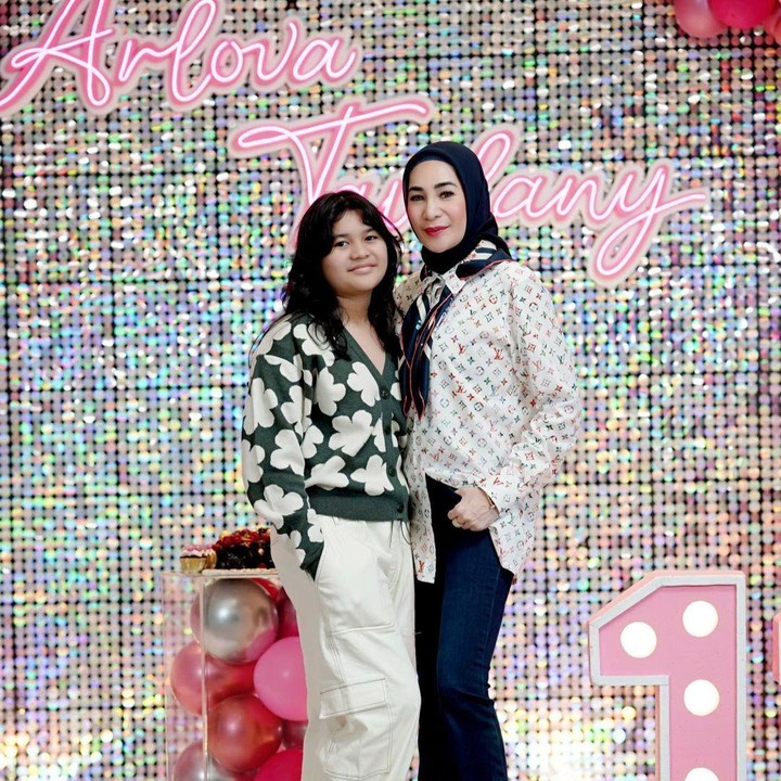 <p>Erin membagikan potret Lova ketika anak gadisnya itu berulang tahun yang ke-11 pada 19 Oktober 2022 lalu. Sudah besar ya, Bun. (Sumber: Instagram @erintaulany)</p>