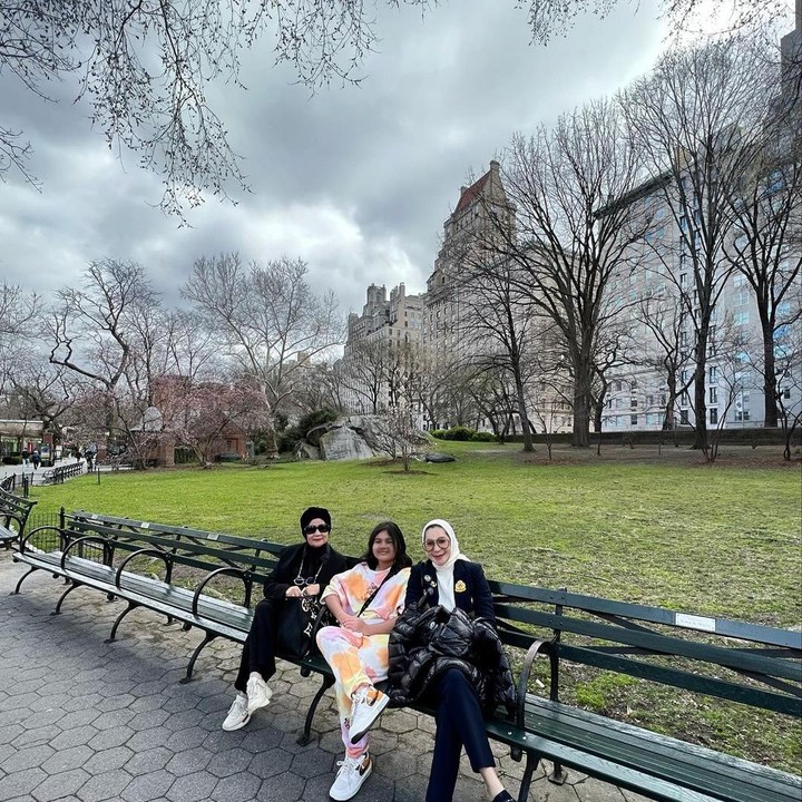 <p>Erin mengunggah potret kebersamaannya bersama Lova dan sang Ibunda selama liburan di New York dengan caption, "<em>Three generation</em>." (Sumber: Instagram @erintaulany)</p>