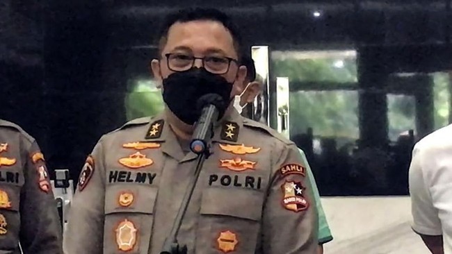 Polisi Periksa Emak-emak Saksi Mata Penembakan Polisi di Lampung Polda Lampung memeriksa seorang ibu sebagai saksi dalam kasus dugaan personil TNI menembak meninggal 3 polisi di Way Kanan.