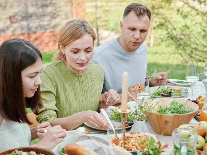 Ilustrasi makan bersama./Foto: pexels.com
