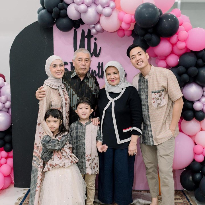 <p>Kakek Nenek Uti juga hadir pada ulang tahunnya lho, Bunda. Nycta Gina menulis pada captionnya bahwa putrinya tersebut sangat bahagia dan telah menyebutkan tema yang ingin diusung di ulang tahunnya tahun depan nanti. (Sumber: Instagram @missnyctagina)</p>