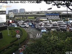 Jam Pulang Kerja Jelang Buka Puasa, Lalin Kawasan Pancoran Jaksel Macet