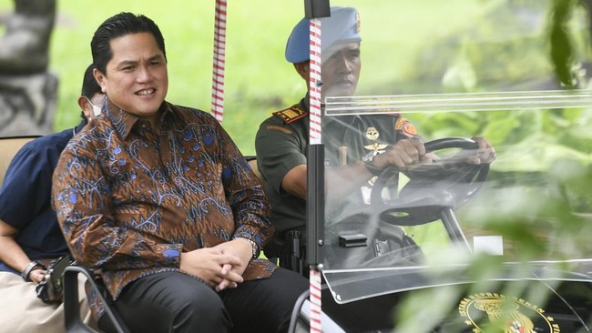 Ketua Umum PSSI Erick Thohir resmi menyerahkan jadwal satu musim Liga 1 2023/2024 kepada Kapolri Jenderal Listyo Sigit Prabowo demi kepastian izin pertandingan.