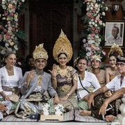 Potret Pernikahan Laura Theux, Pakai Gaun Pengantin Gaya Adat Bali