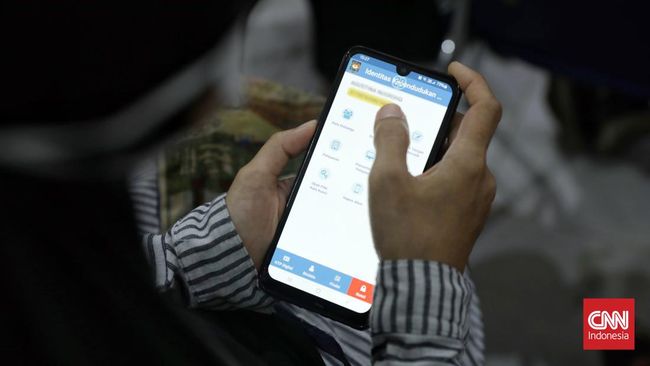 Warga melakukan aktivasi Identitas Kependudukan Digital (IKD) ke petugas Disdukcapil. CNN Indonesia/Safir Makki