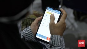 Warga melakukan aktivasi Identitas Kependudukan Digital (IKD) ke petugas Disdukcapil. CNN Indonesia/Safir Makki