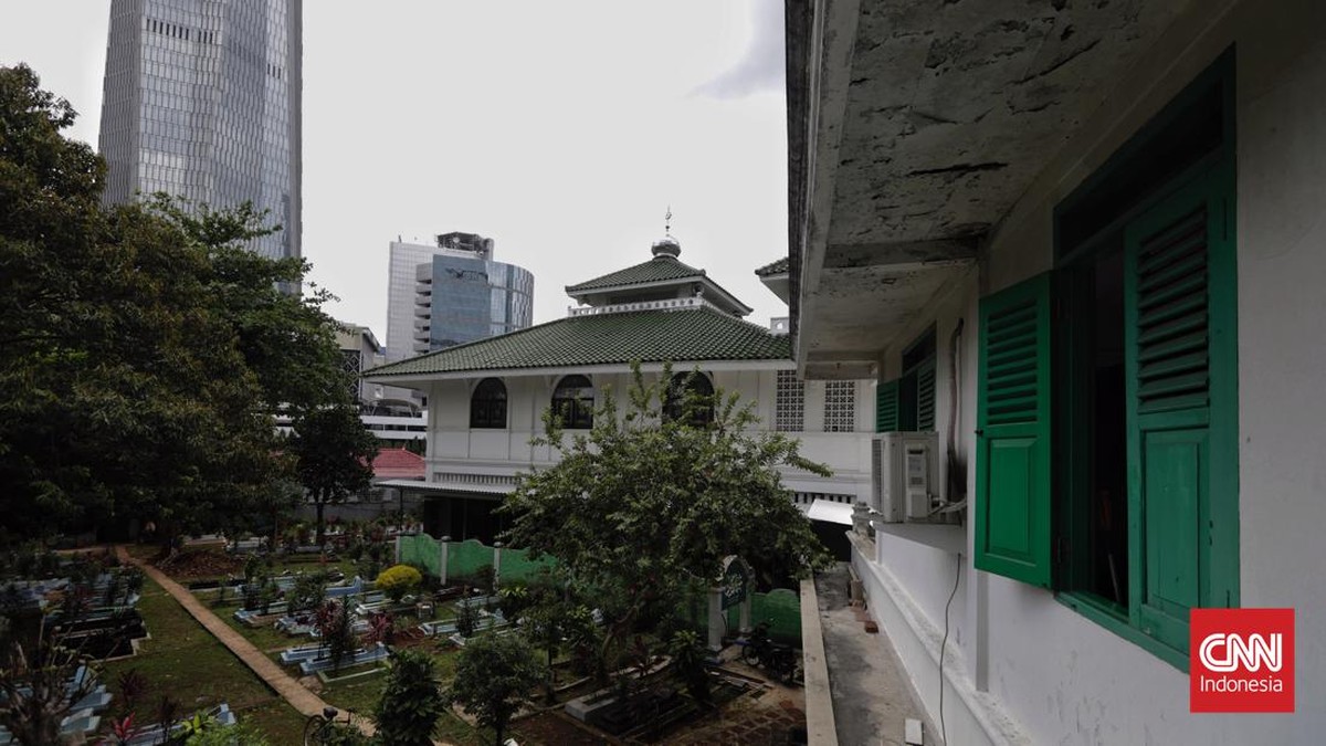 FOTO: Masjid Tua Al Mubarok Bertahan di Tengah Perkembangan Zaman
