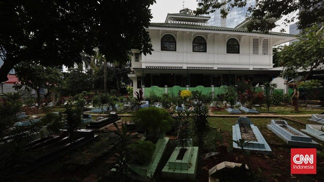 FOTO: Masjid Tua Al Mubarok Bertahan di Tengah Perkembangan Zaman
