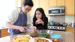 8 Momen Kompak Maudy Ayunda & Ibu Mertua Masak Kimbap Rendang di Korea