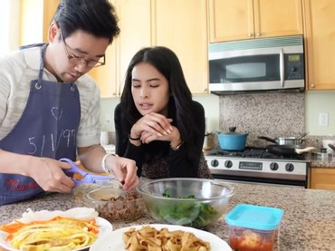 img-title 8 Momen Kompak Maudy Ayunda & Ibu Mertua Masak Kimbap Rendang di Korea