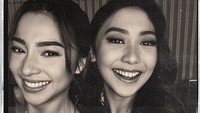 <p>Sering tampil kompak, kakak beradik ini tak luput dari sorotan netizen. Banyak yang memuji kecantikan mereka, Bunda. "Bibit unggul, dua-duanya cantik banget," komentar akun @trstma**** (Foto: Instagram @nikitawillyofficial94)</p>