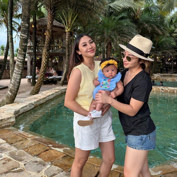 <p>Kompak sebagai adik-kakak, keduanya sangat menikmati peran mereka sebagai Bunda. Apalagi mereka menjadi Bunda dalam waktu yang berdekatan, ya. Nikita dan Nona kerap menghabiskan waktu bersama untuk berkumpul bersama anak-anak mereka. (Foto: Instagram @nikitawillyofficial94)</p>
