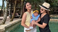 <p>Kompak sebagai adik-kakak, keduanya sangat menikmati peran mereka sebagai Bunda. Apalagi mereka menjadi Bunda dalam waktu yang berdekatan, ya. Nikita dan Nona kerap menghabiskan waktu bersama untuk berkumpul bersama anak-anak mereka. (Foto: Instagram @nikitawillyofficial94)</p>