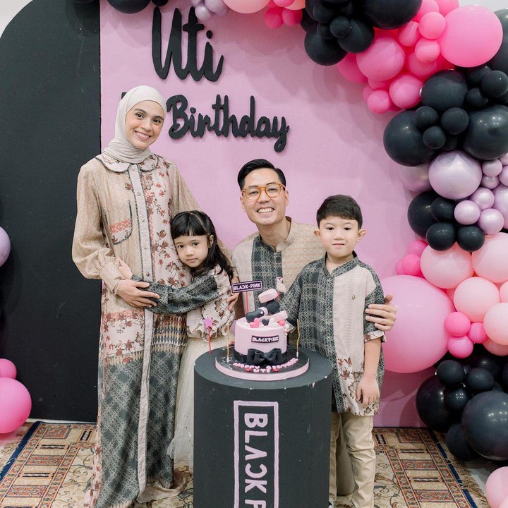 <p>Nycta Gina membagikan keseruan acara perayaan ulang tahun anak pertamanya, Lembar Putih Trinycta yang diarayakan beberapa hari lalu. Sang anak yang biasa dipanggil Adek Uti ini ternyata salah satu penggemar girl band K-pop lho. Ya, Uti ternyata mengidolakan BLACKPINK. (Sumber: Instagram @missnyctagina)</p>