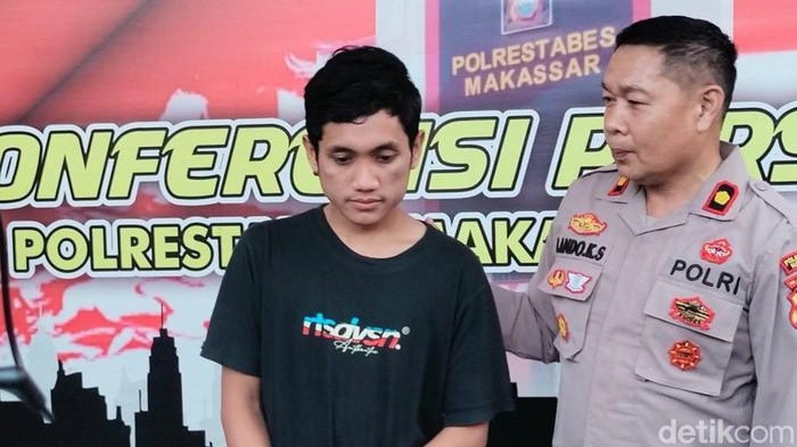 Pemotor terobos iring-iringan polisi di Makassar Pemotor terobos iring-iringan polisi di Makassar