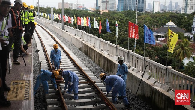 Pemerintah pesimis China akan menurunkan suku bunga utang Kereta Cepat Jakarta-Bandung menjadi 2 persen sehingga hanya menargetkan turun di 3 persen.