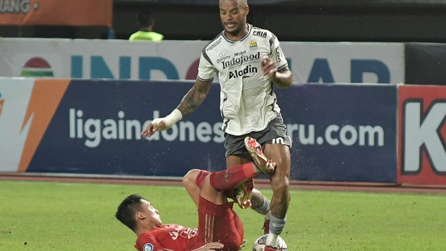 Pertandingan tunda Persija Jakarta versus Persib Bandung di Stadion Patriot Candrabhaga, Bekasi menghadirkan drama dari kedua belah pihak