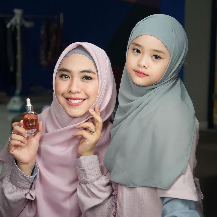 <p>Banyak netizen yang memuji Maryam ketika ia berbicara Bahas Arab nih, Bunda. Tak sedikit yang mendoakan Maryam agar tumbuh menjadi anak yang solehah. (Foto: Instagram: @okisetianadewi)</p>