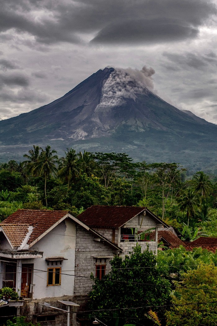 Smoke rises during the eruption of Mount Merapi, Indonesia's most active volcano, as seen from South Kaliurang village, in Magelang on March 31, 2023. (Photo by DEVI RAHMAN / AFP) (Photo by DEVI RAHMAN/AFP via Getty Images)