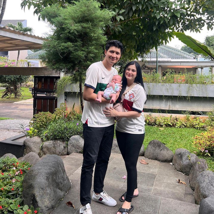 <p>Potret keluarga Aditya yang harmonis, selalu berhasil mencuri perhatian Netizen. Seperti salah satu akun dengan username @aqi*** yang berkomentar, "Gemes banget Masyaallah". (Sumber: Instagram @real_aditya1)</p>