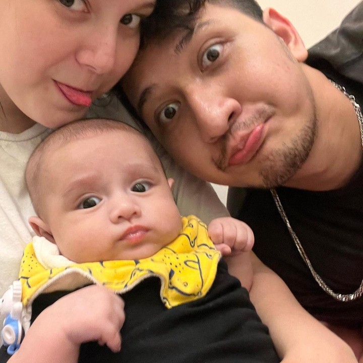 <p>Potret menggemaskan Aditya bersama Yasmine dan Zayn saat putanya genap berusia 3 bulan berhasil mencuri hati Netizen. (Sumber: Instagram @real_aditya1)</p>