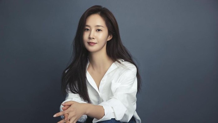 Yuri Girls' Generation Pancarkan Kecantikan Anggun dalam Foto Profil Baru untuk Sambut Kesibukan Aktivitas di 2023