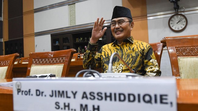 Nama-nama tokoh yang dipilih sebagai tiga anggota MKMK terkait adalah Jimly Asshiddiqie, Bintan Saragih, dan Wahiduddin Adams.