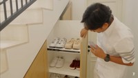 <p>Dalam memilih dekorasi, Ririn mengandalkan produk lokal dengan harga yang cukup terjangkau. "Ini semuanya handmade dan bikinan UMKM. Pokoknya beli di tempat yang terjangkau dengan harga kisaran Rp100 ribu-Rp1,5 juta," bebernya. Mereka juga memanfaatkan sudut tangga sebagai tempat penyimpanan sepatu untuk memaksimalkan fungsi setiap ruangan. (Foto: YouTube Jamilo TV)</p>