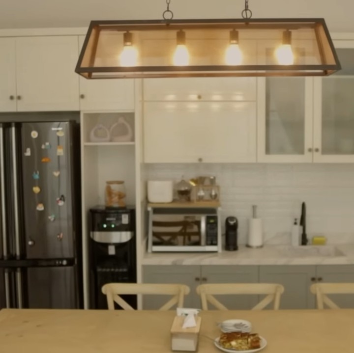 <p>Beralih ke dapur, Ririn Ekawati juga melakukan sejumlah perubahan di bagian ini. Sebelumnya, dapur tersebut merupakan area kolam renang. "Karena kolam renangnya jarang terpakai, kita cut setengah dan kita bikinlah ruangan ini. Aku lepas supaya ada tempat lebih untuk kita makan dan dapur buat aku masak-masak," papar Ririn. (Foto: YouTube Jamilo TV)</p>
