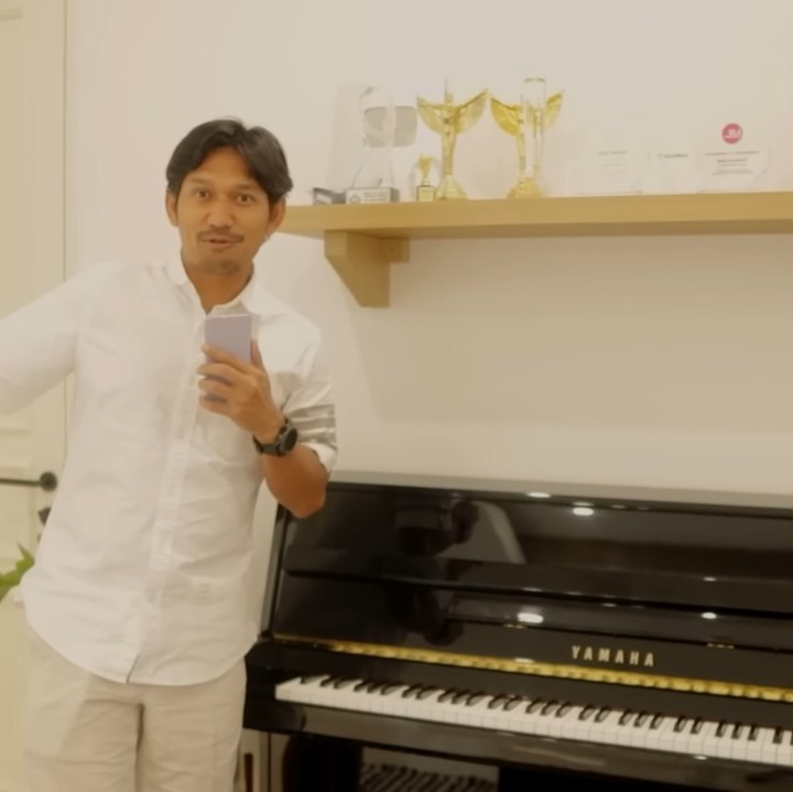 <p>Di rumah tersebut, Ibnu Jamil juga meletakkan piano yang tak jauh dari ruang keluarga. Piano ini kerap dimainkan oleh anak mereka, Bunda. (Foto: YouTube Jamilo TV)</p>