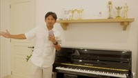 <p>Di rumah tersebut, Ibnu Jamil juga meletakkan piano yang tak jauh dari ruang keluarga. Piano ini kerap dimainkan oleh anak mereka, Bunda. (Foto: YouTube Jamilo TV)</p>