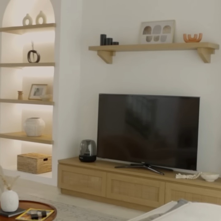 <p>Terlihat mewah dan elegan, rumah Ririn dan Ibnu Jamil hanya memiliki satu televisi karena alasan khusus. Mereka ingin nuansa kekeluargaan dapat tercipta dengan hangat di rumah tersebut. "Kita cuma punya 1 TV di rumah ini supaya satu keluarga kalau mau nonton TV, nontonnya di sini," kata Ririn. (Foto: YouTube Jamilo TV)</p>