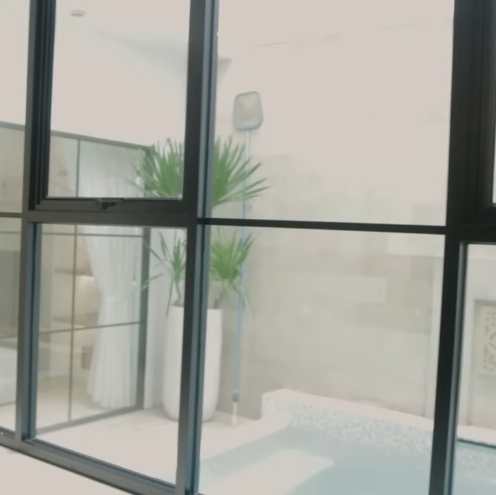 <p>Pasangan artis Ririn Ekawati dan Ibnu Jamil baru saja merenovasi rumah mereka. Keduanya memperlihatkan isi hunian mereka yang terlihat lebih elegan dengan konsep yang telah diperbaharui. (Foto: YouTube Jamilo TV)</p>