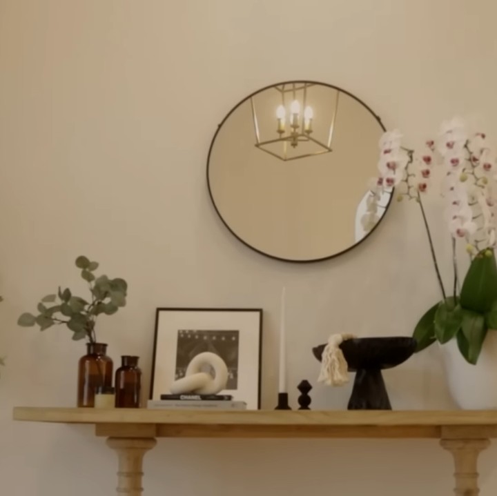 <p>Area foyer menjadi yang pertama menyambut ketika memasuki rumah. Di rumah tersebut, Ririn meletakkan banyak dekorasi untuk mempermanis setiap sudut ruangan. Sementara itu, Ririn mengusung warna natural yang menjadi favorit sang Bunda. "Aku enggak mau pakai warna lain karena itu memang pilihan mamaku dari dulu, warna yang putih, bersih, basic, warna nature. Aku pengen semua desainnya terasa cukup, manis, dan warm," ucapnya. (Foto: YouTube Jamilo TV)</p>