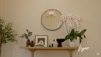 <p>Area foyer menjadi yang pertama menyambut ketika memasuki rumah. Di rumah tersebut, Ririn meletakkan banyak dekorasi untuk mempermanis setiap sudut ruangan. Sementara itu, Ririn mengusung warna natural yang menjadi favorit sang Bunda. "Aku enggak mau pakai warna lain karena itu memang pilihan mamaku dari dulu, warna yang putih, bersih, basic, warna nature. Aku pengen semua desainnya terasa cukup, manis, dan warm," ucapnya. (Foto: YouTube Jamilo TV)</p>